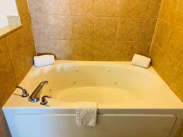  - Best Western Legacy Inn & Suites South Beloit - I-39 & I-90, Exit 1