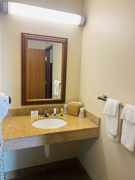  - Best Western Legacy Inn & Suites South Beloit - I-39 & I-90, Exit 1