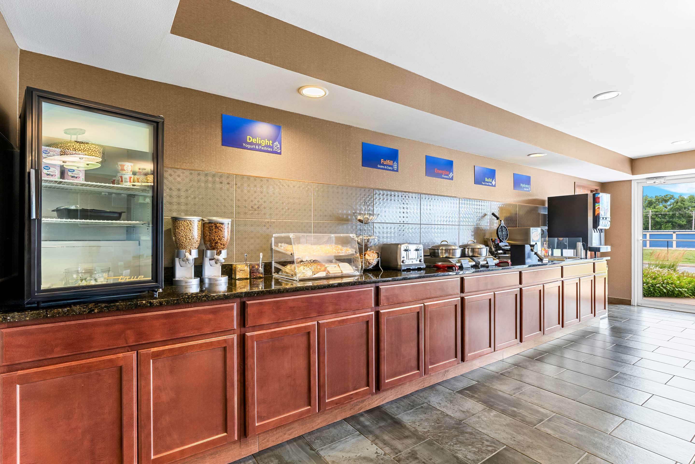 Breakfast Area | Best Western Legacy Inn & Suites Beloit/South Beloit