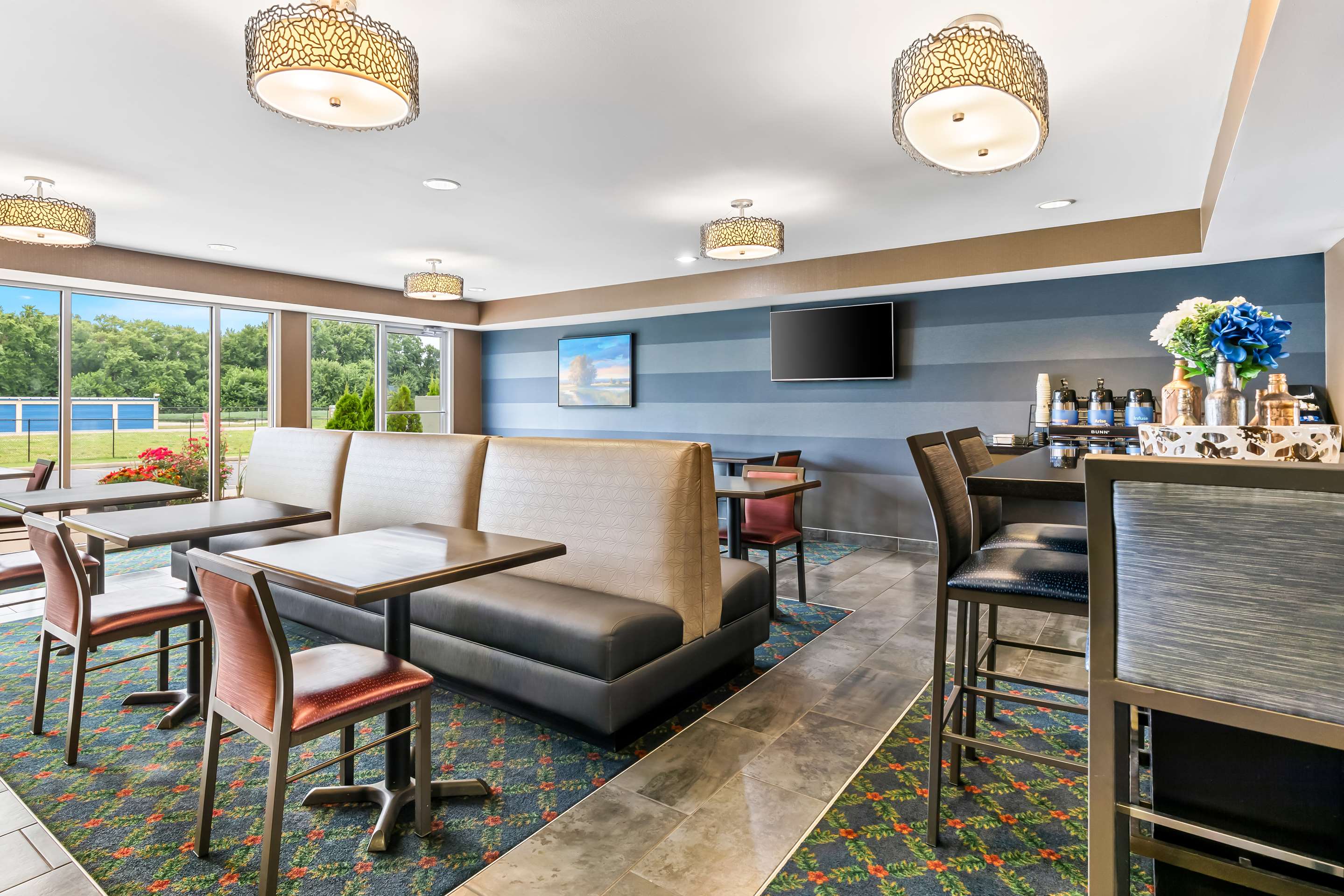 Breakfast Area | Best Western Legacy Inn & Suites Beloit/South Beloit