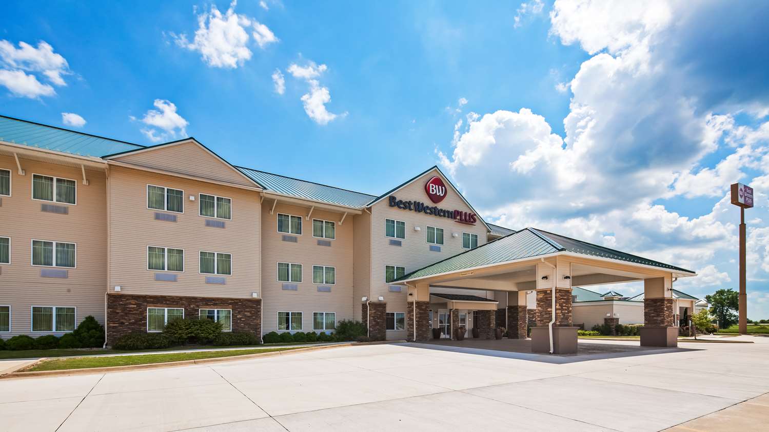 Best Western Plus Green Mill Village Inn Arcola, IL See Discounts