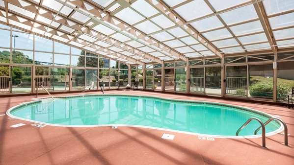Pool - Best Western Plus Hotel East Peoria - I-74, Exit 95A
