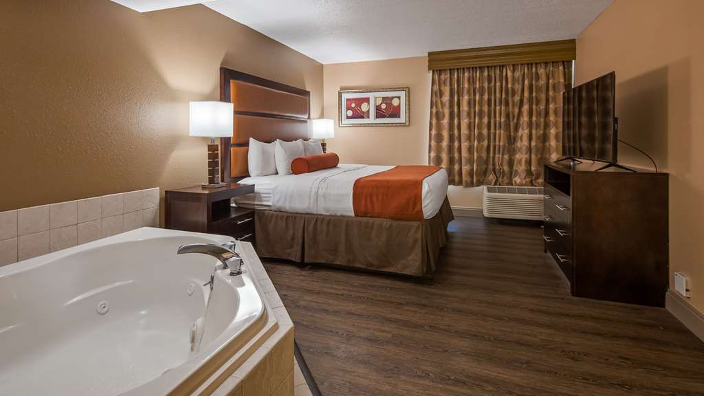 Best Western Crossroads of the Bluffs-guestroom-Guest Room,Guest Room Amenity,Suite,On-Site,Hot Tub.jpg