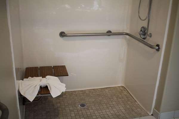  - Best Western Plus Inn & Suites Clive - I-35 & I-80, Exit 124