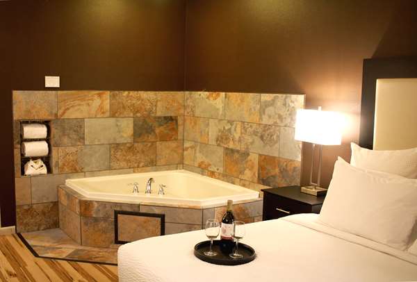  - Best Western Plus Inn & Suites Clive - I-35 & I-80, Exit 124