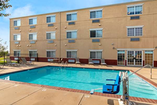 Pool - Best Western Governors Inn & Suites Wichita - I-135, Exit 1A