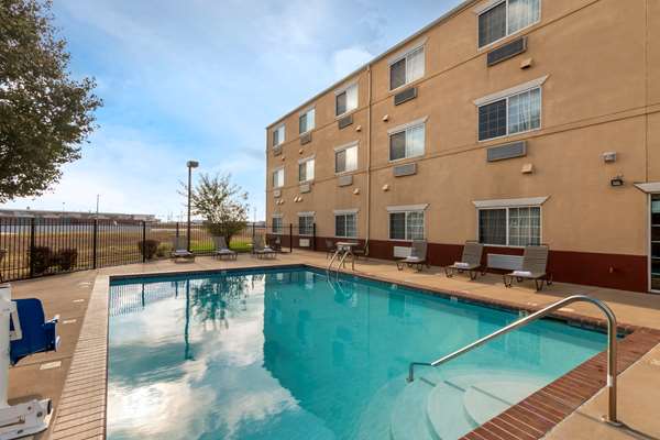 Pool - Best Western Governors Inn & Suites Wichita - I-135, Exit 1A