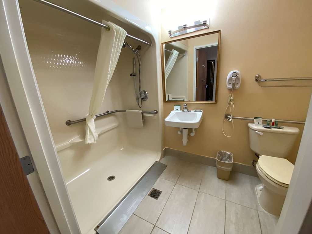 Best Western Manhattan Inn-guestroom-Guest Room,Bathroom,On-Site.jpg