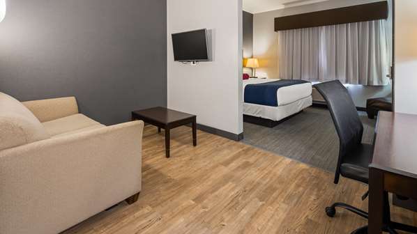  - Best Western Plus Olathe Inn & Suites - I-35, Exit 215