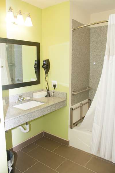  - Best Western Plus Pratt Hotel