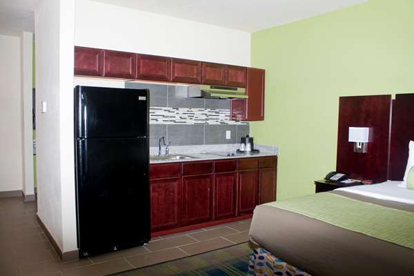 Suite - Best Western Plus Pratt Hotel