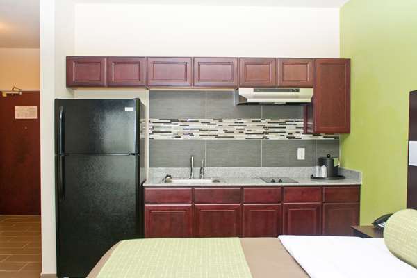 Suite - Best Western Plus Pratt Hotel