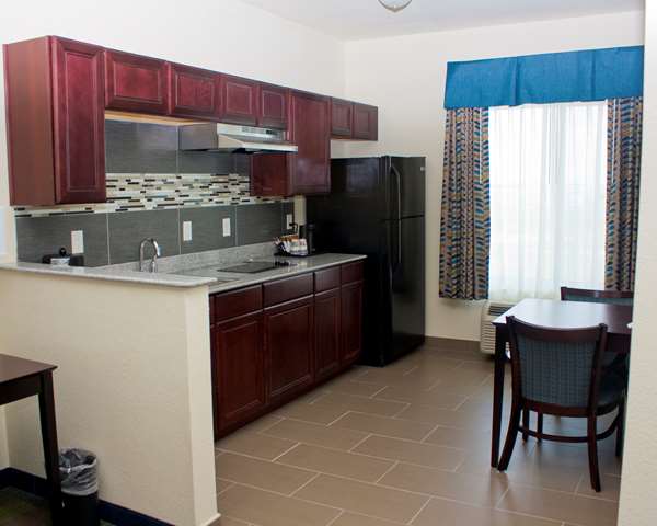  - Best Western Plus Pratt Hotel