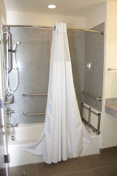  - Best Western Plus Pratt Hotel