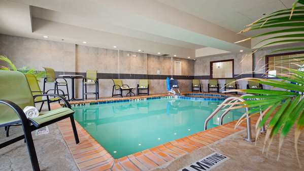 Pool - Best Western Plus Pratt Hotel