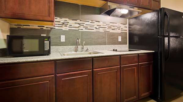  - Best Western Plus Pratt Hotel