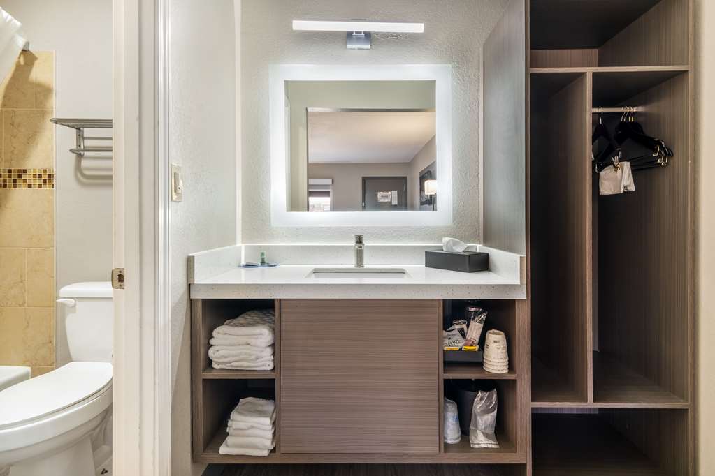 Best Western Green Tree Inn-guestroom-Guest Room,Bathroom,On-Site.jpg