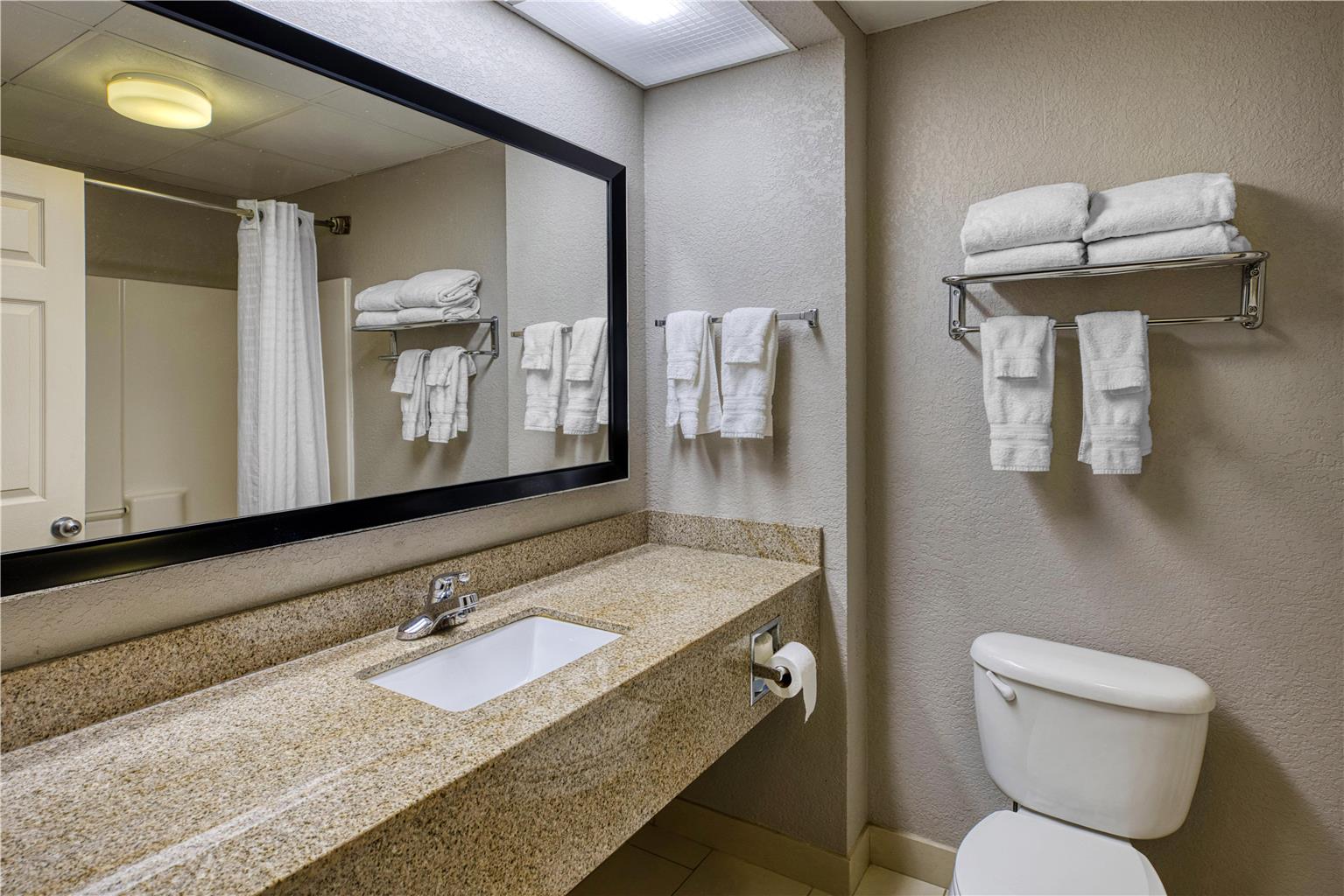 Best Western Lake Cumberland Inn-guestroom-Guest Room,Bathroom,On-Site.jpg