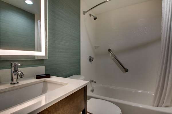  - Best Western Plus New Englander Hotel Woburn - I-93, Exit 27