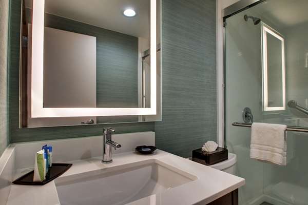  - Best Western Plus New Englander Hotel Woburn - I-93, Exit 27