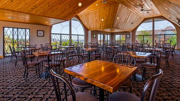 Restaurant - Best Western Plus Dockside Waterfront Inn Mackinaw City - I-75, Exit 338