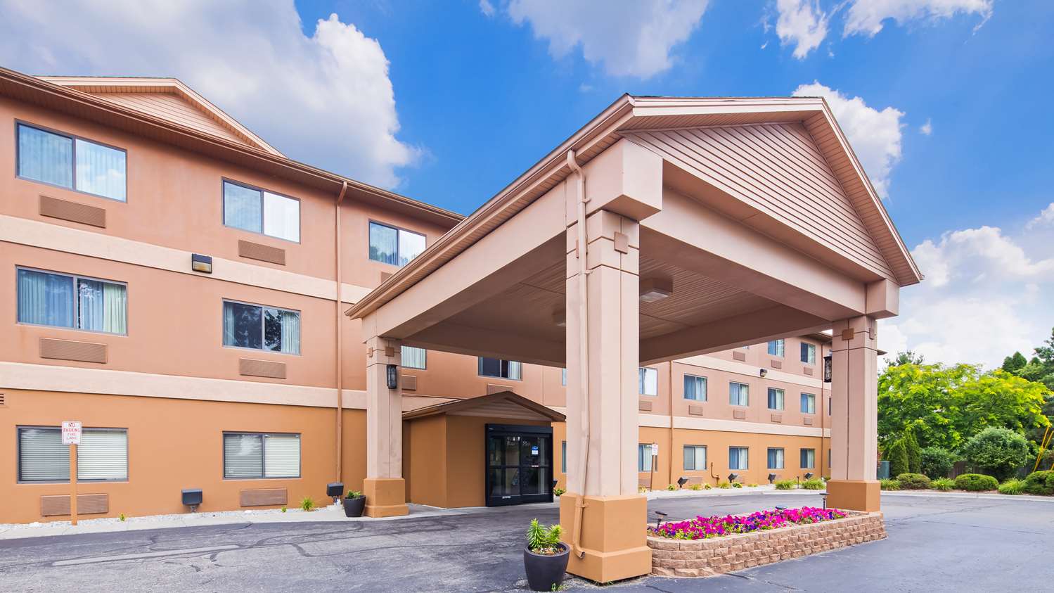 Best Western Blue Water Bridge Hotel Port Huron Mi See S Exterior View Best Western Blue Water Bridge Hotel Port Huron