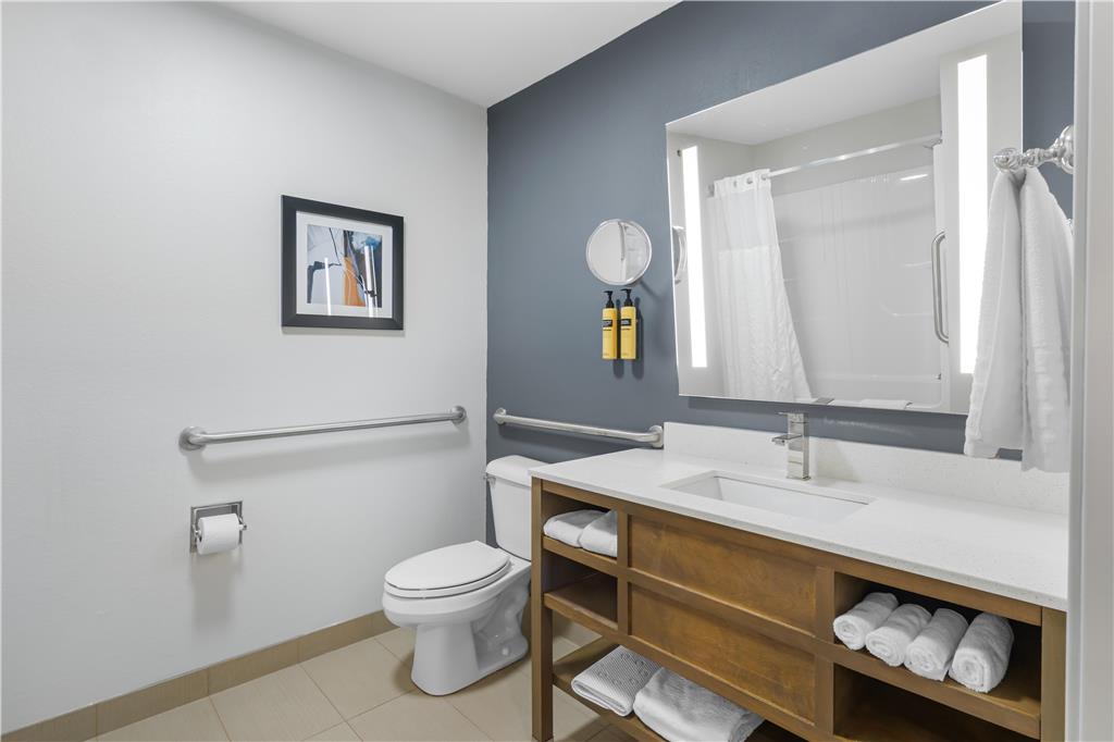 Best Western Plus Washington Hotel-guestroom-Guest Room,Bathroom,On-Site.jpg