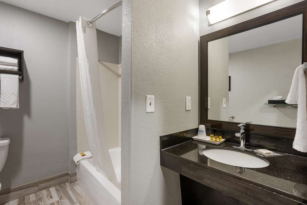 Best Western Plus Columbia Inn-guestroom-Guest Room,Bathroom,On-Site.jpg