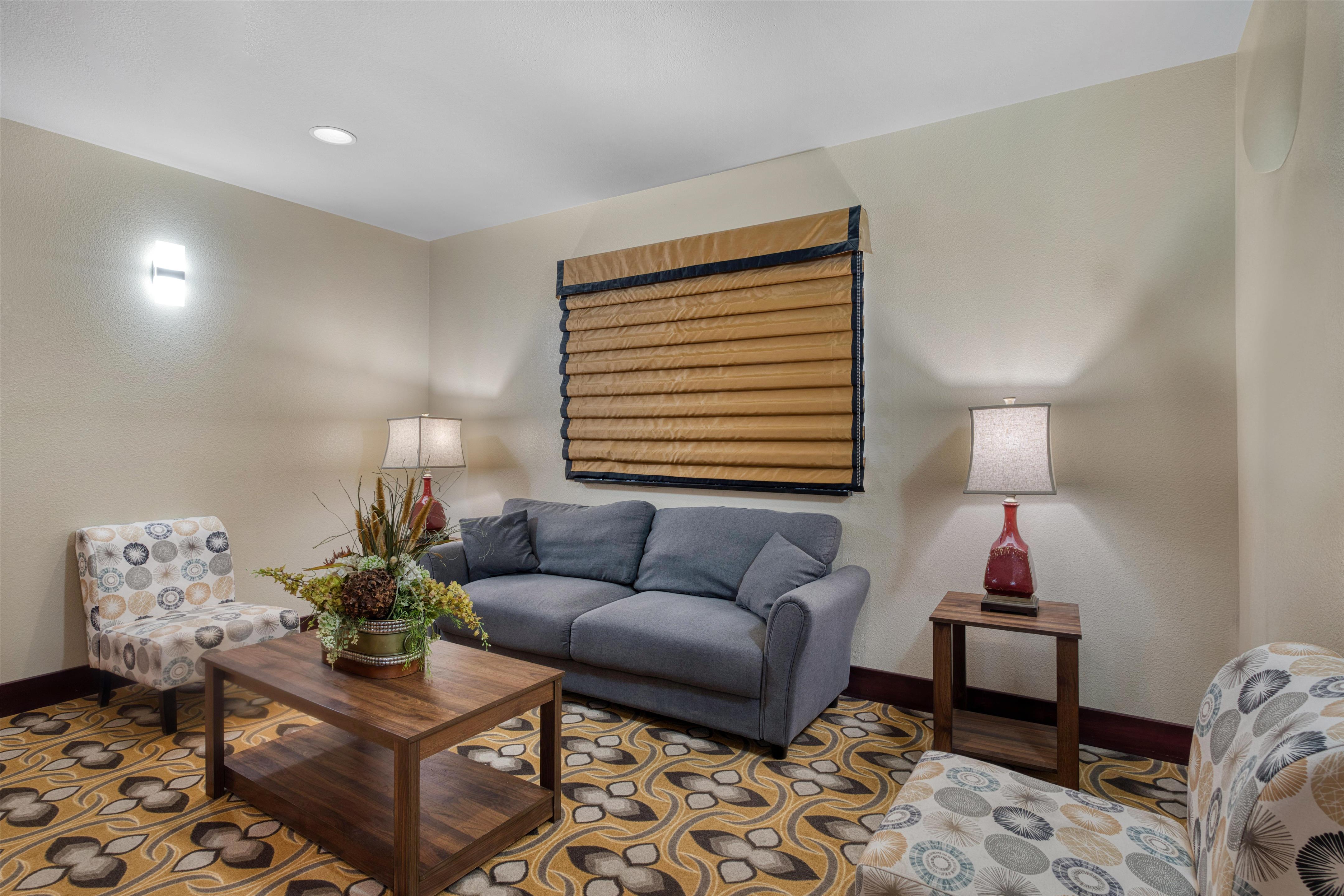 Sitting Area | Best Western Shelby Inn & Suites