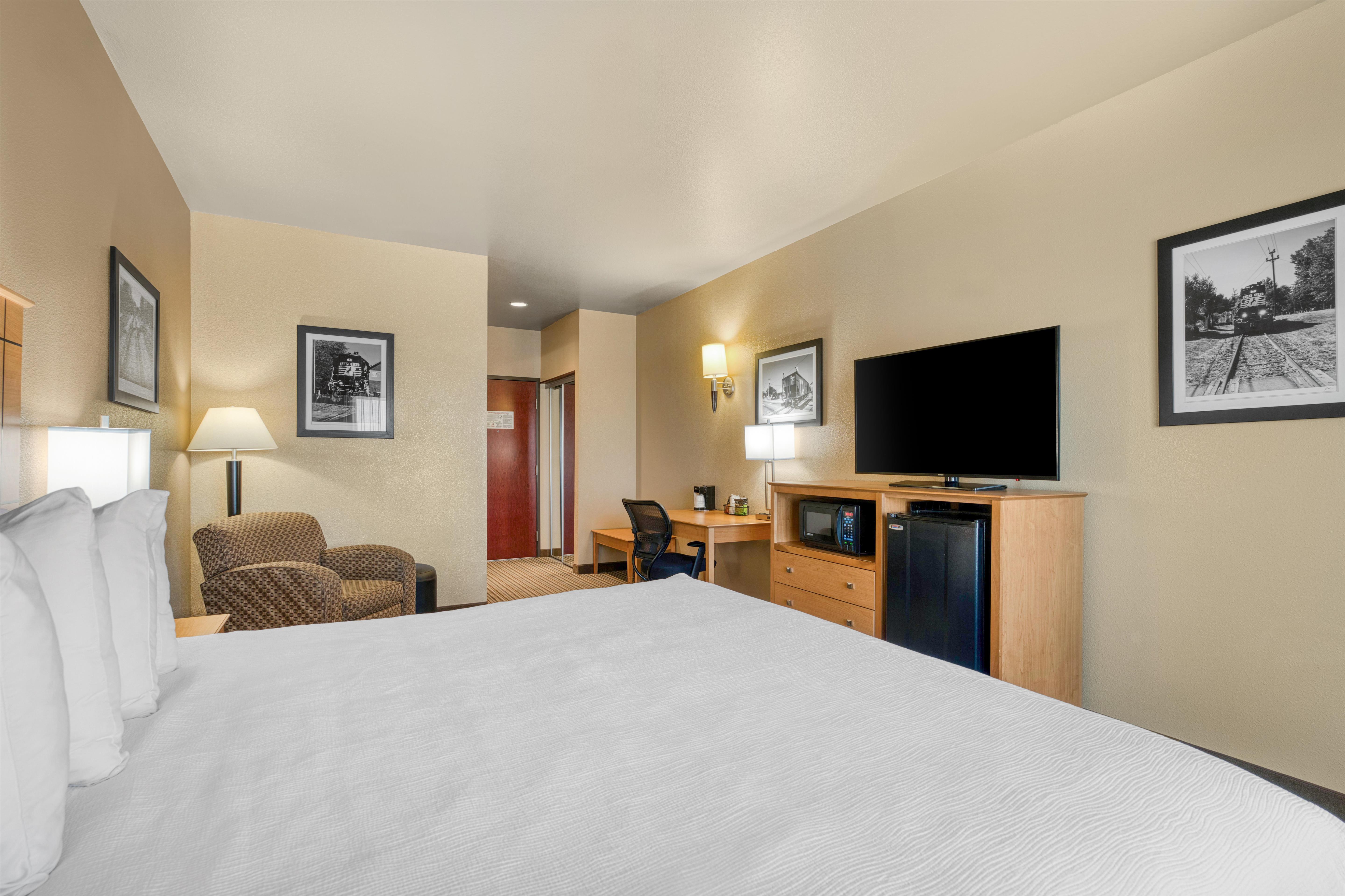 Best Western Shelby Inn & Suites Room Type - 1 King Bed, Non-Smoking, Microwave And Refrigerator, Work Desk, Wi-Fi, Full Breakfast