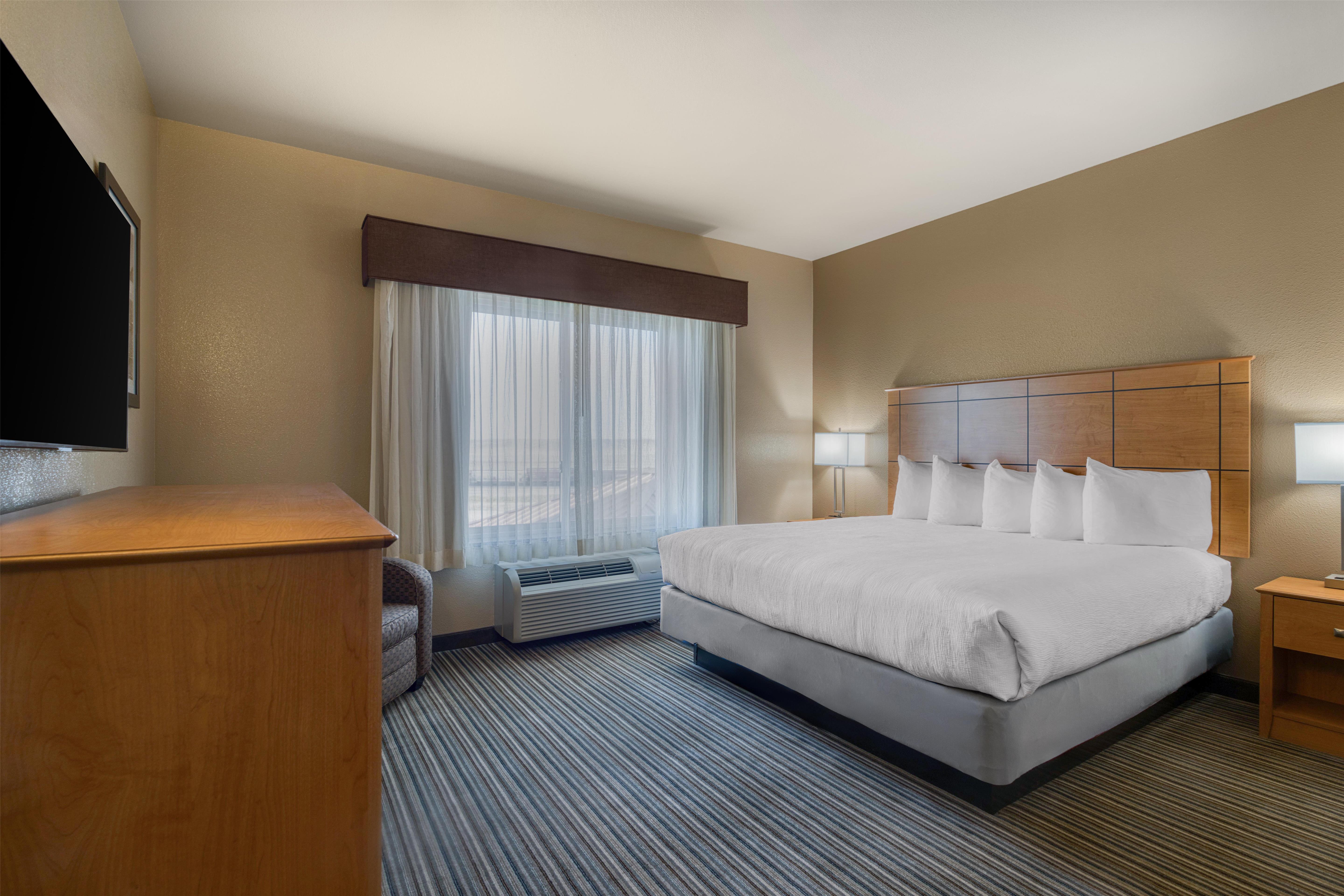 Best Western Shelby Inn & Suites Room Type - Suite-1 King Bed, Non-Smoking, Larger Room, Sofabed, 2 Flat Screen Tvs, Microwave And Refrigerator, 