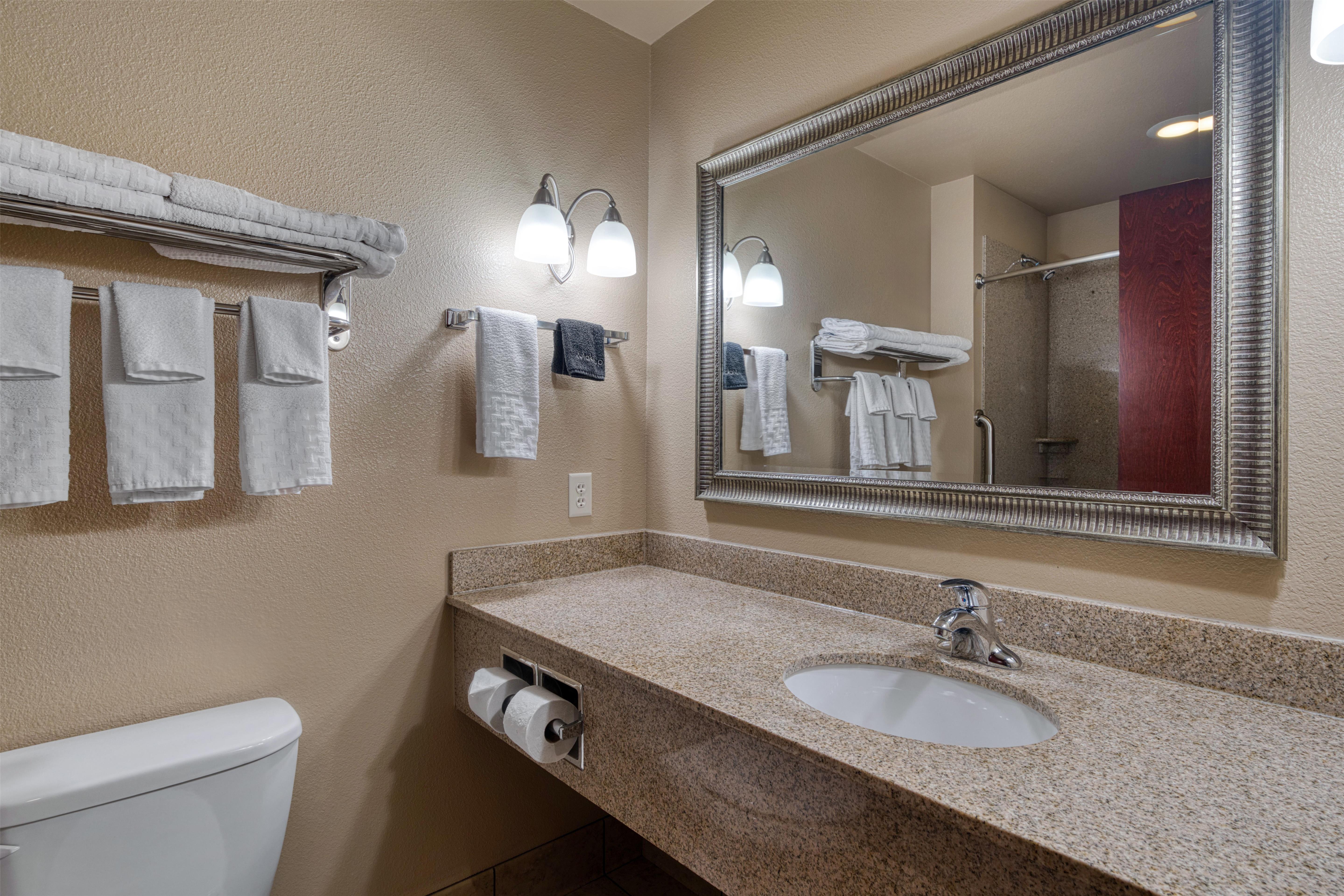 Best Western Shelby Inn & Suites Room Type - 2 Queen Beds, Non-Smoking, Wi-Fi, Microwave And Refrigerator, Table And Chairs, Full Breakfast