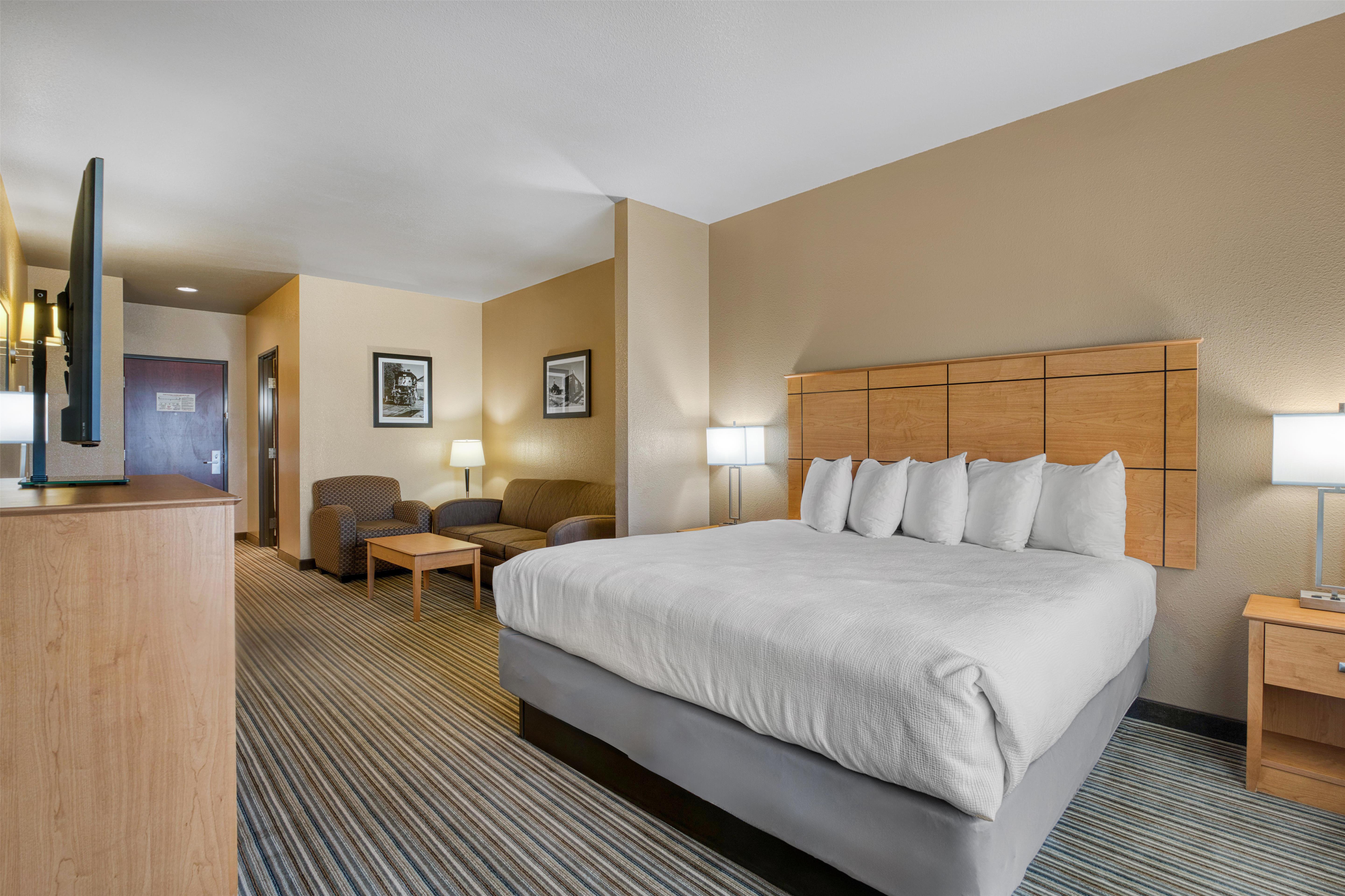 Best Western Shelby Inn & Suites Room Type - Suite-1 King Bed, Non-Smoking, Sofabed, Microwave And Refrigerator, Work Desk, Wi-Fi, Full Breakfast