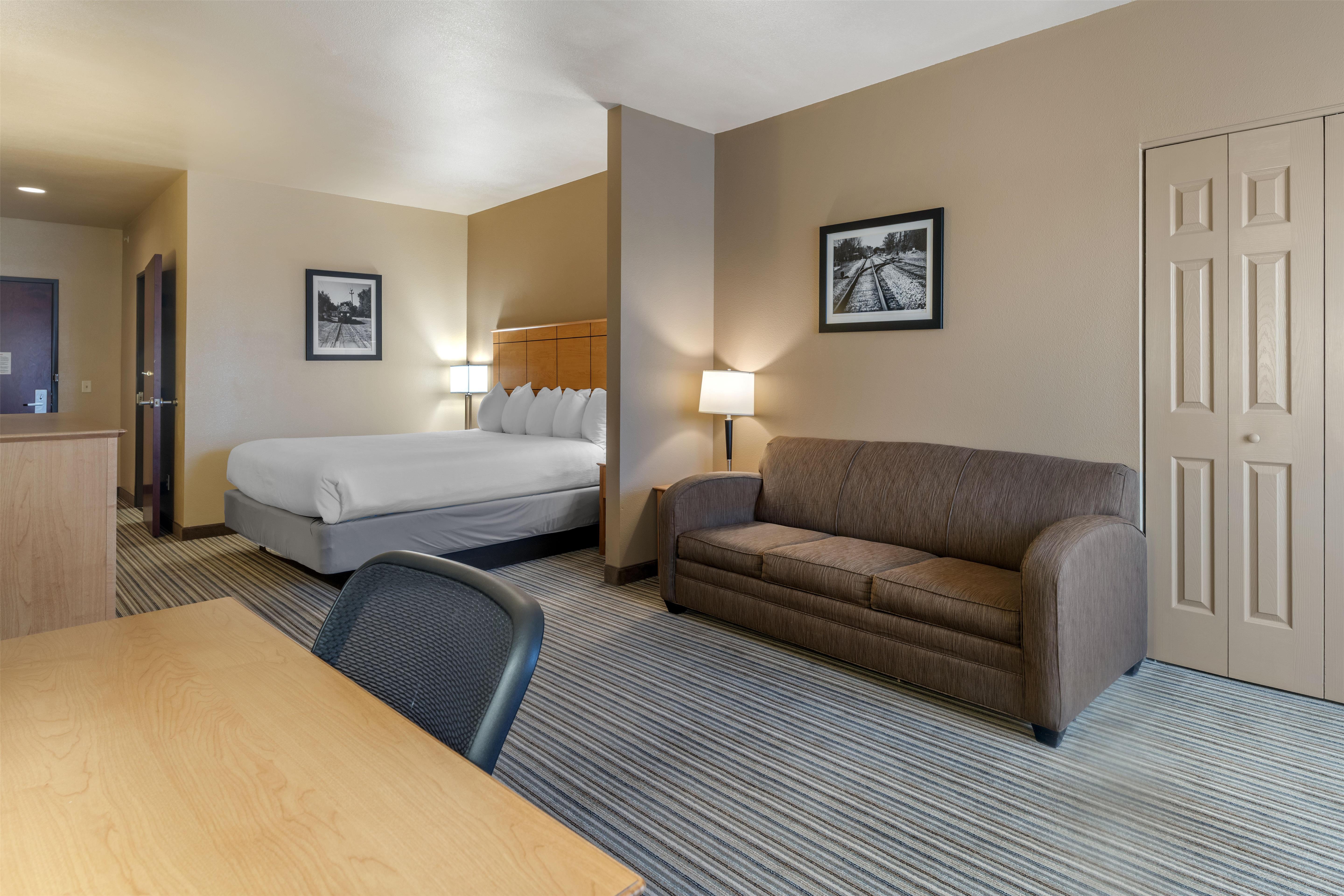 Best Western Shelby Inn & Suites Room Type - Accessible - Suite 1 King Bed, Mobility Accessible, Bathtub, Sofabed, Microwave And Refrigerator, Wi
