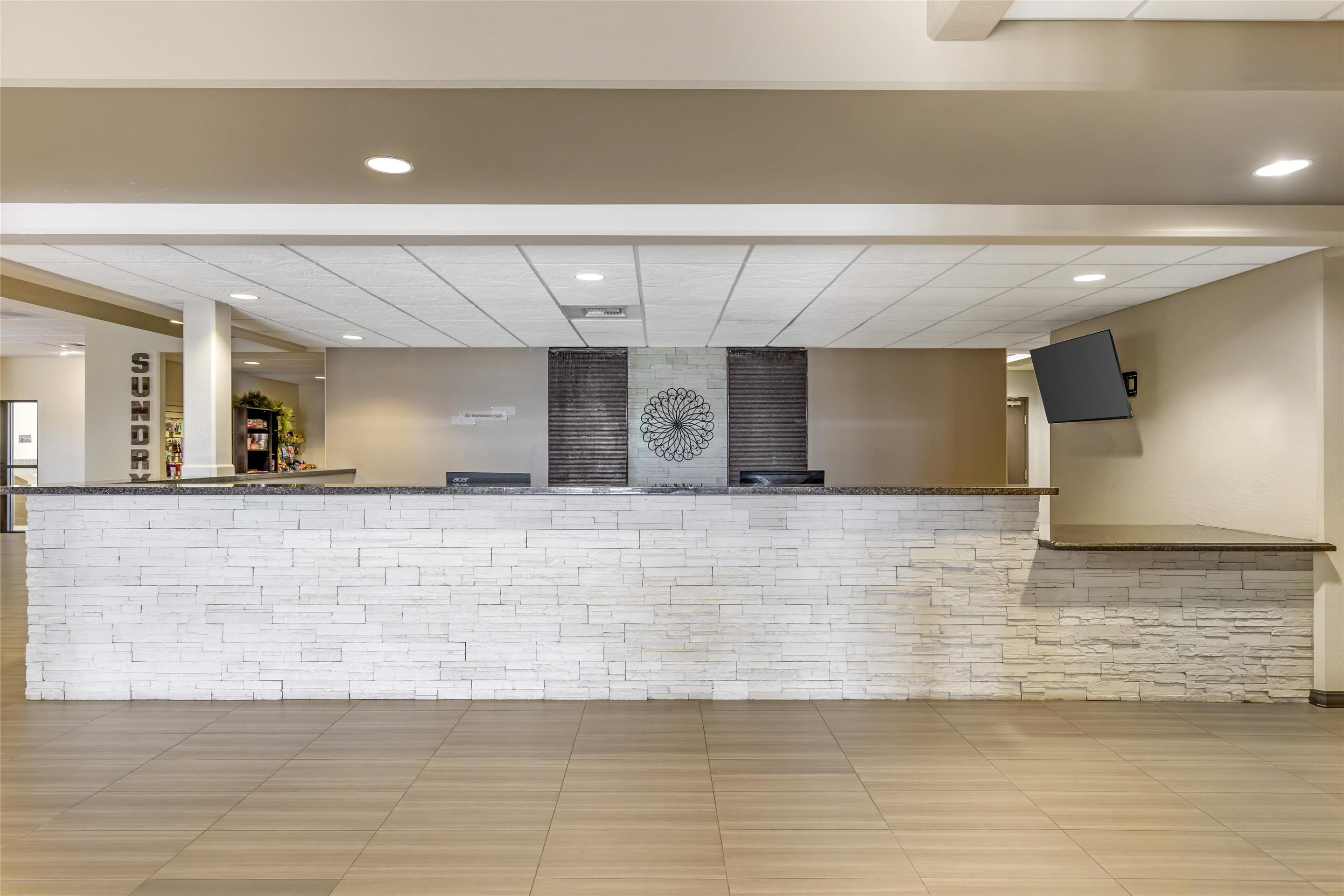 Lobby / Reception | Best Western Plus Havre Inn & Suites