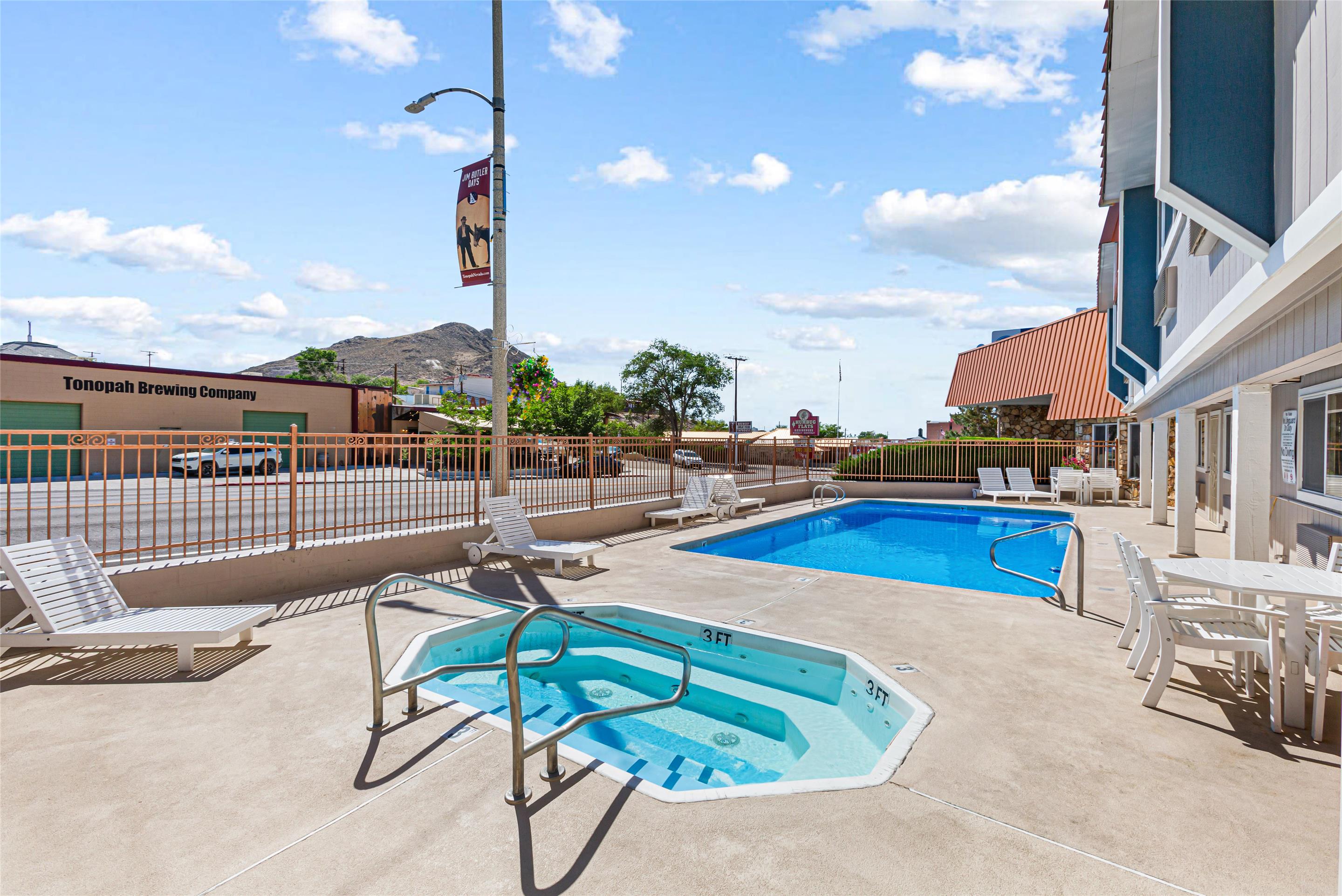 Pool | Best Western Hi-desert Inn