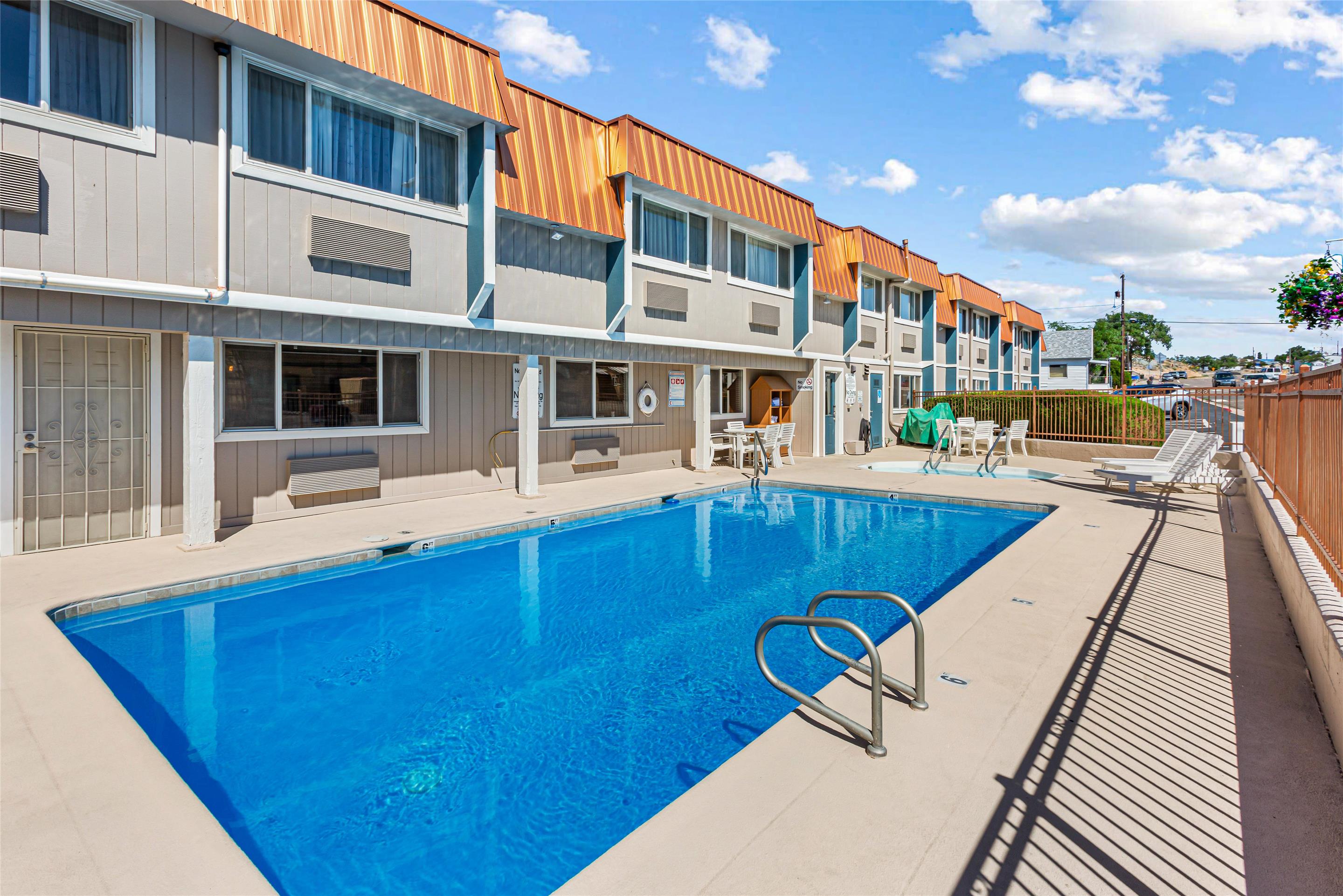 Pool | Best Western Hi-desert Inn