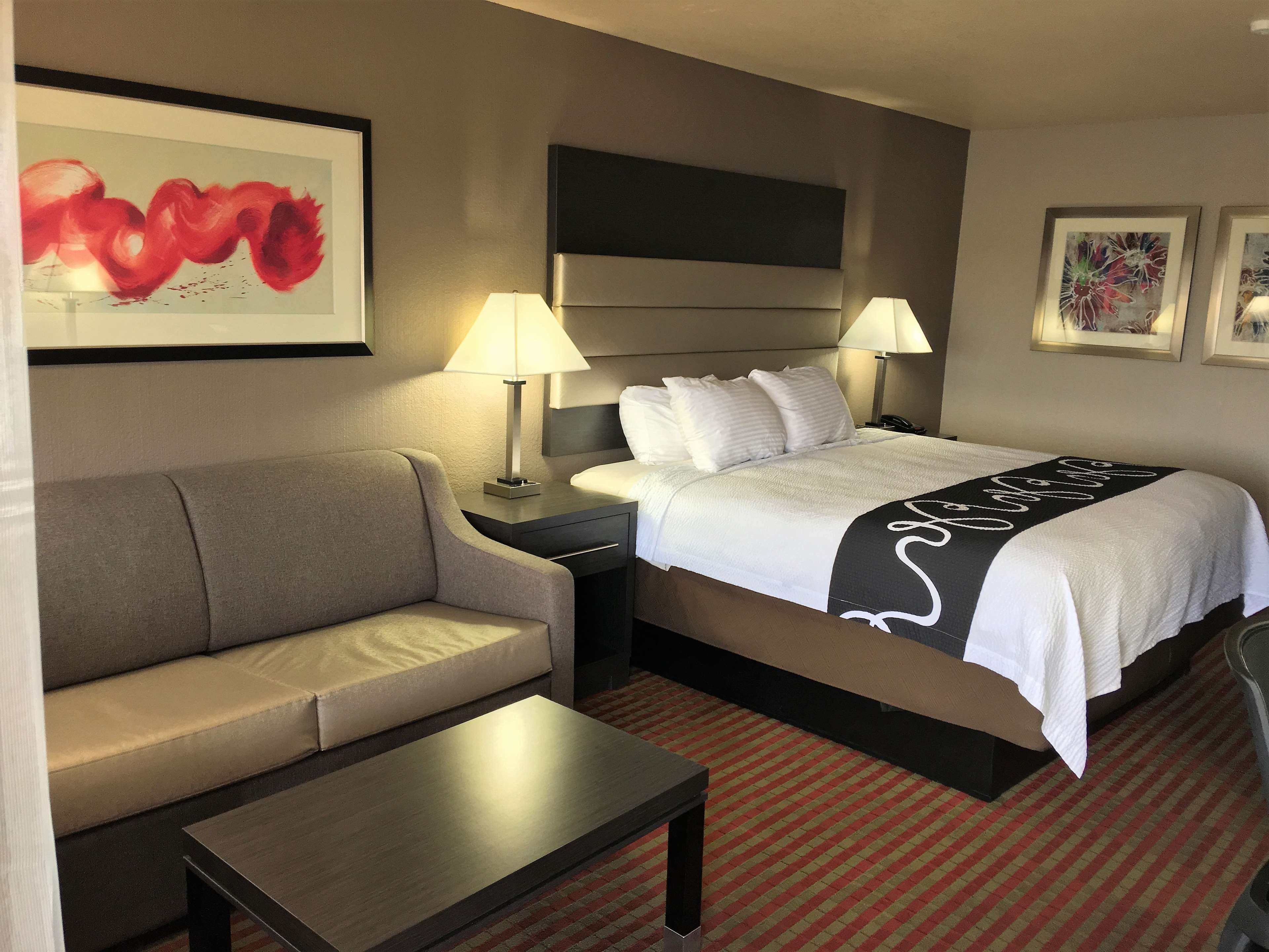 Best Western Deming Southwest Inn Room Type - 1 King Bed, Non-Smoking, Ground Floor, High Speed Internet Access, Double Vanity, Serta Perfect Slee