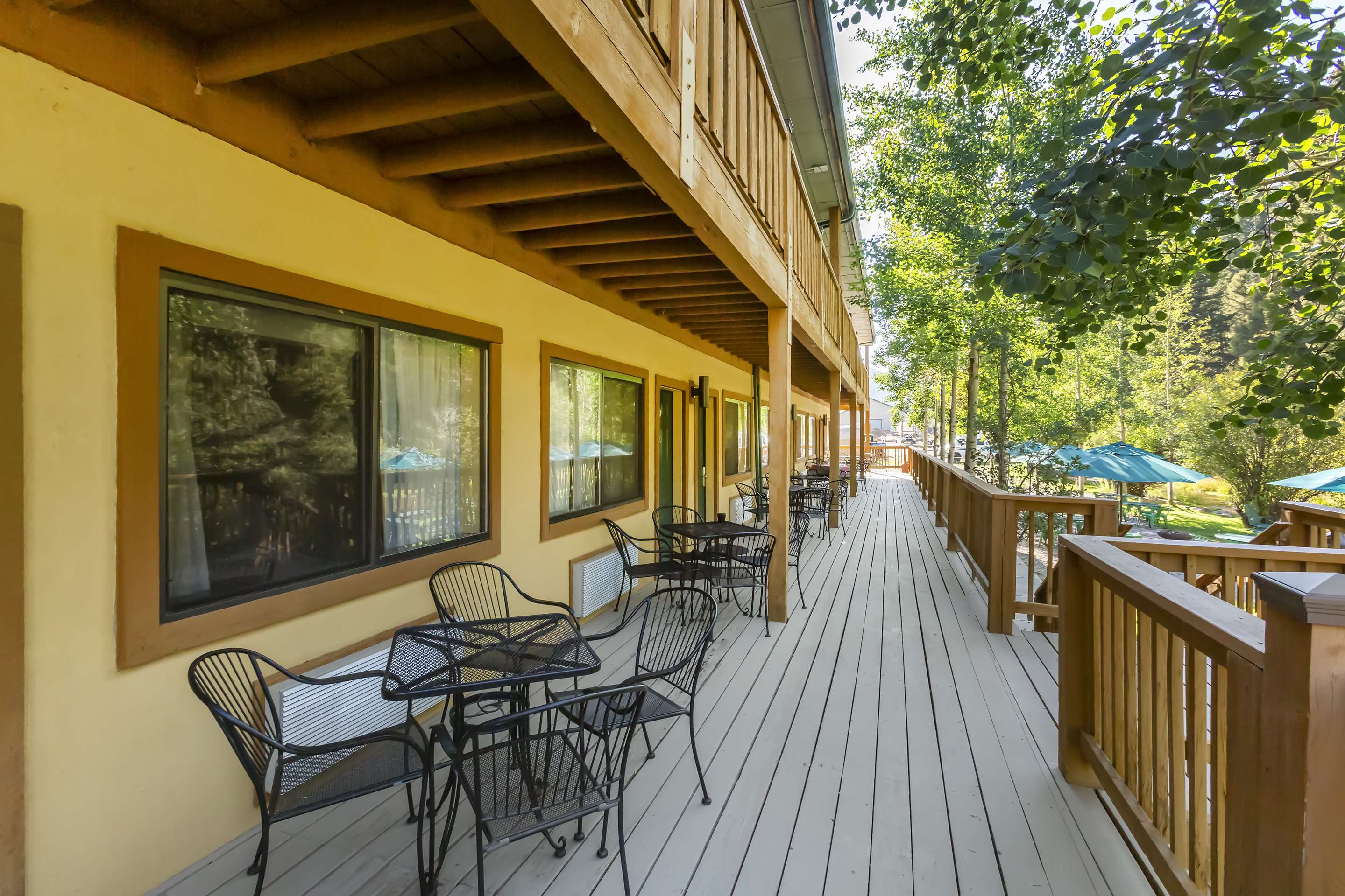 Patio Area | Best Western Rivers Edge