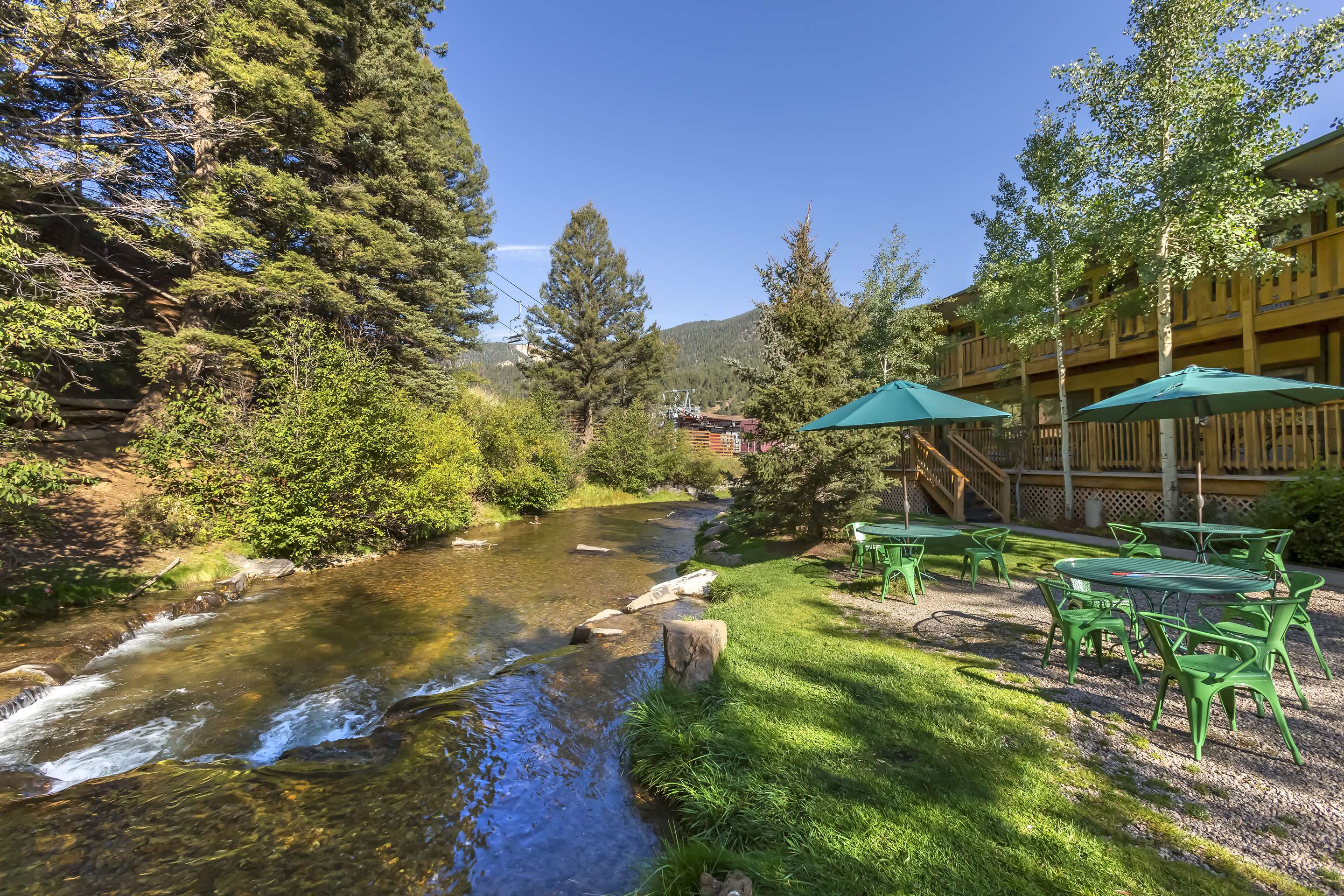 Patio Area | Best Western Rivers Edge