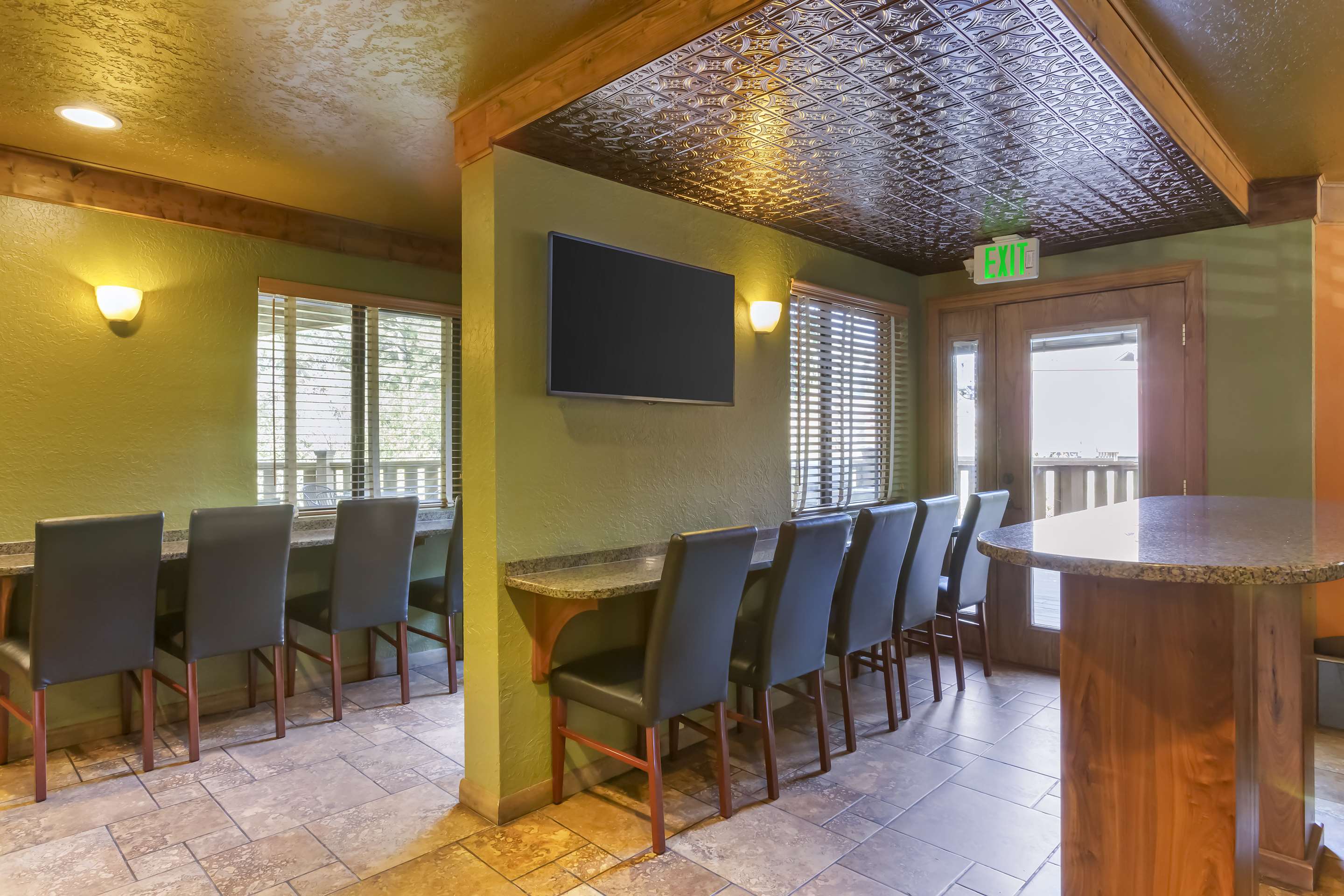 Breakfast Area | Best Western Rivers Edge