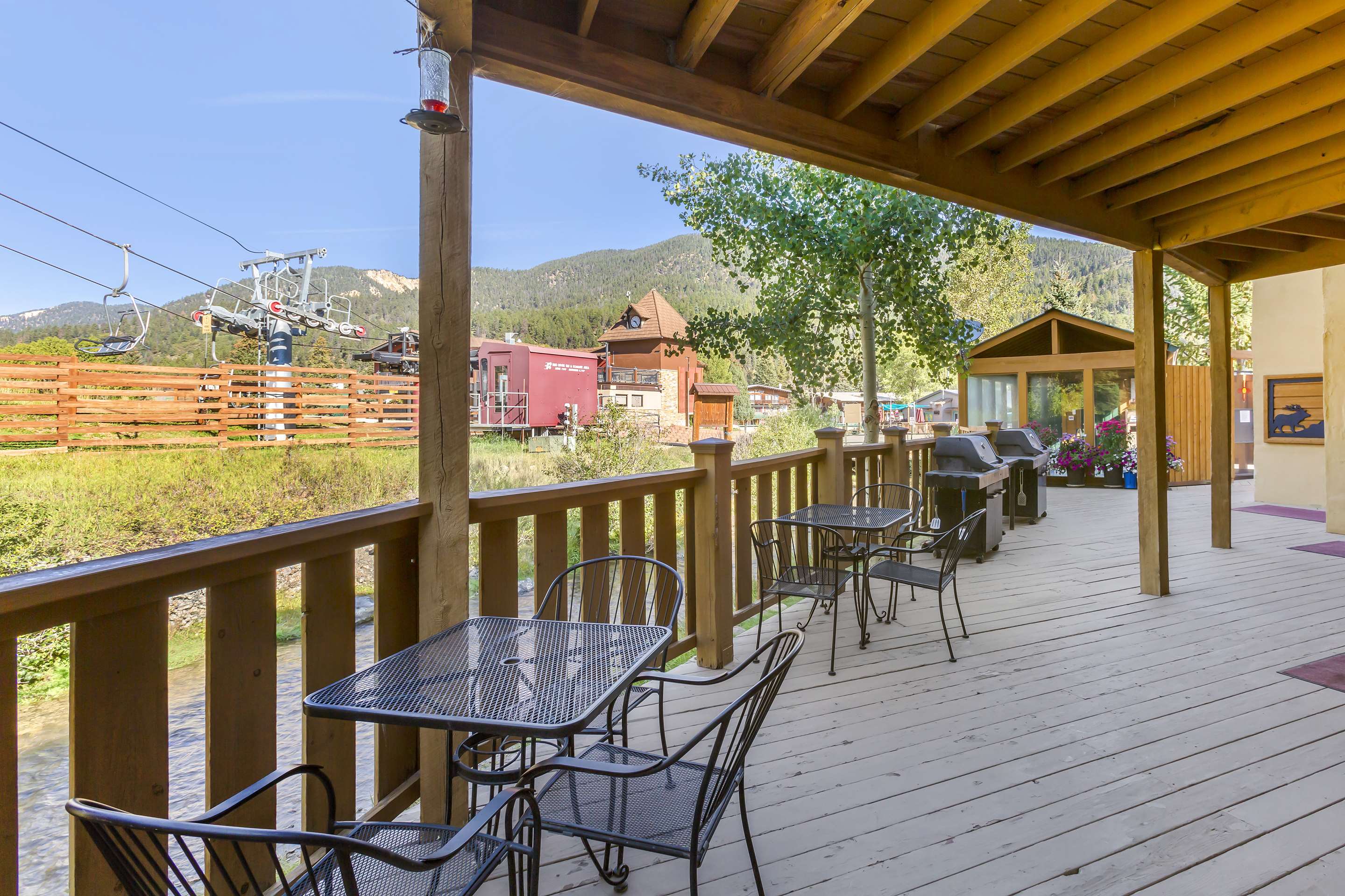 Patio Area | Best Western Rivers Edge