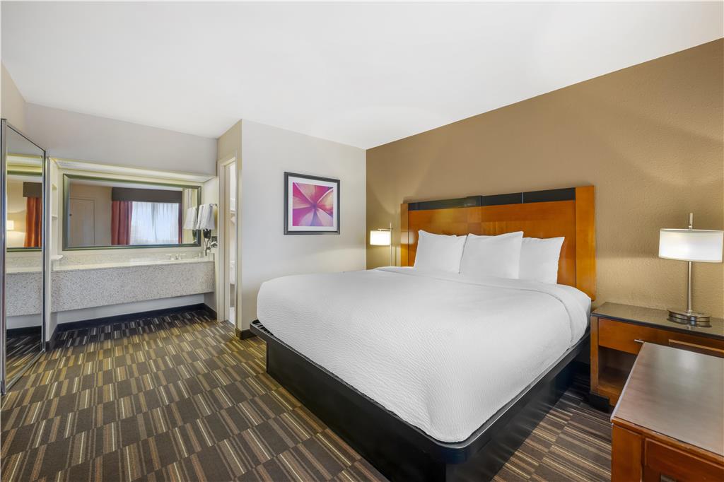 Best Western Executive Inn-guestroom-Guest Room,On-Site.jpg