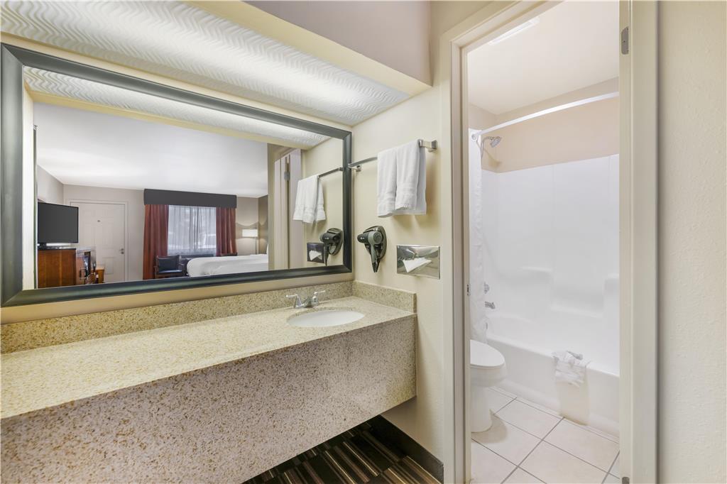 Best Western Executive Inn-guestroom-Guest Room,Bathroom,On-Site.jpg