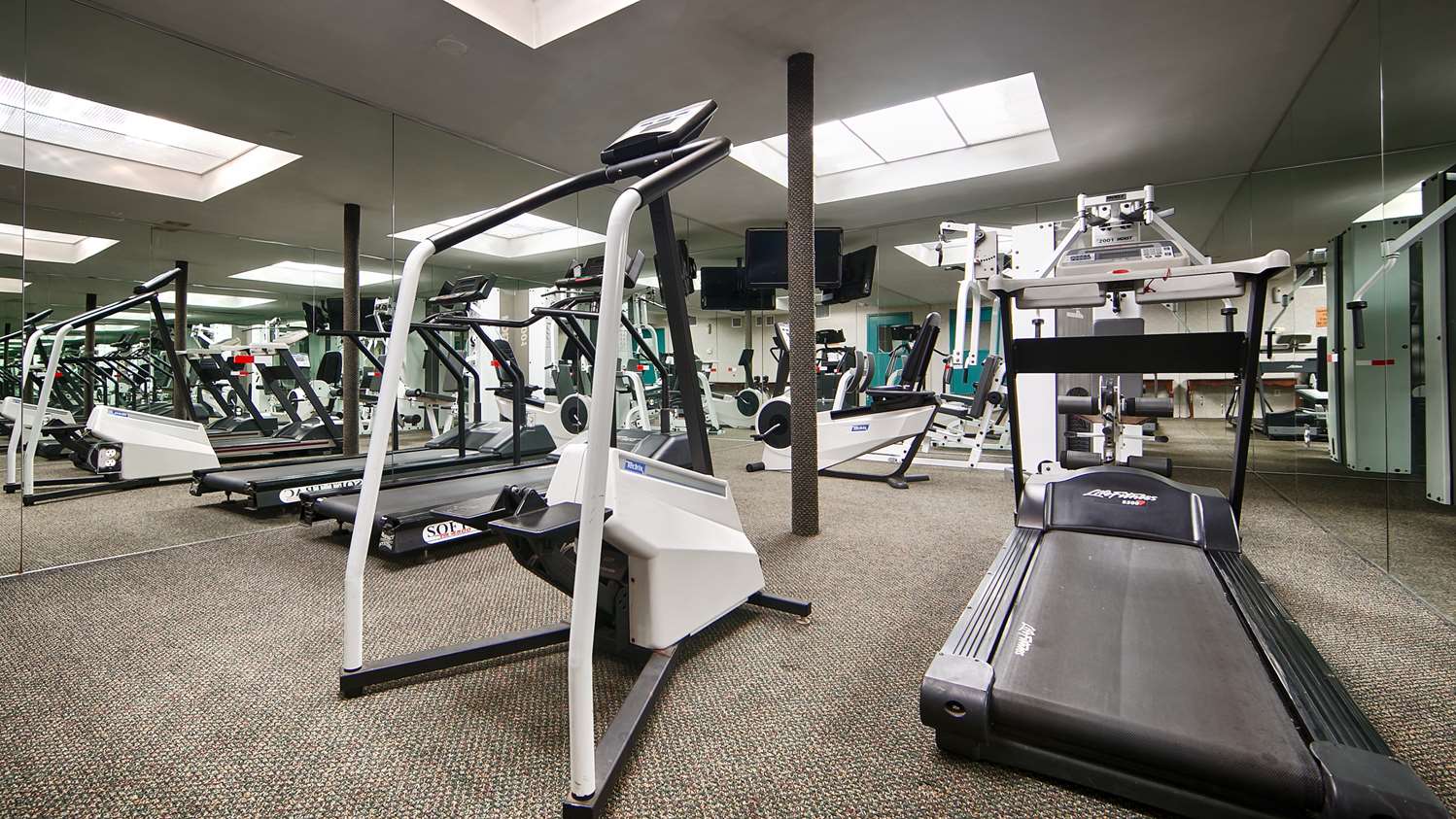 Best Western Woodbury Inn, NY See Discounts