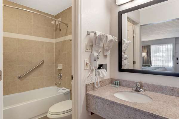  - Best Western Hendersonville Inn - I-26, Exit 49