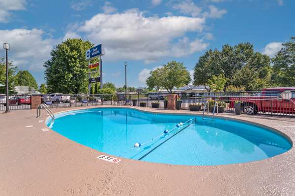 Pool - Best Western Hendersonville Inn - I-26, Exit 49
