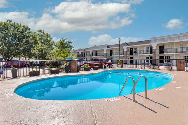 Pool - Best Western Hendersonville Inn - I-26, Exit 49