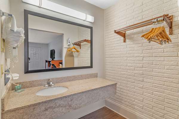  - Best Western Hendersonville Inn - I-26, Exit 49