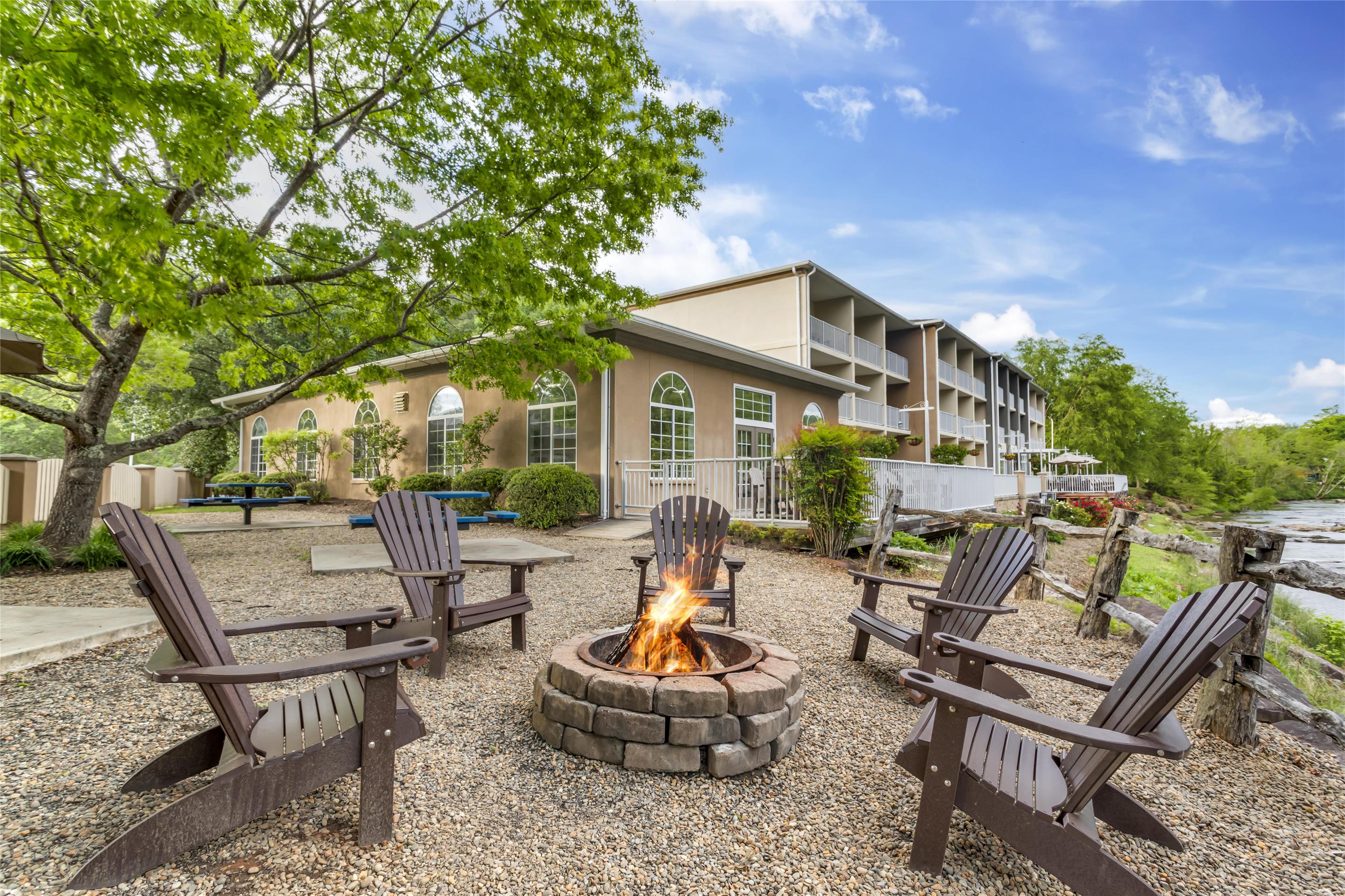 Firepit | Best Western Plus River Escape Inn & Suites